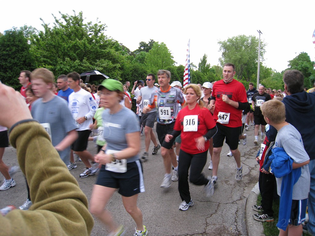 Dart Frog Dash 08 0161.jpg - Running relaxed, not out of breath yet, a good stride going . . . oh, this is the first 50 feet?!